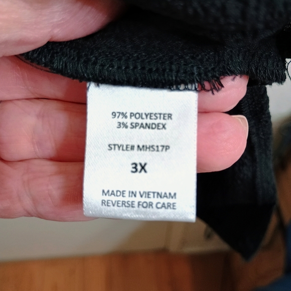 ANDREE BY UNIT Black V-Neck Top - Picture 5 of 5